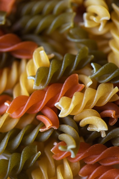 Photo fond de pâtes torsadées colorées fusilli