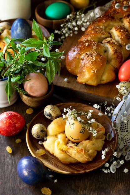 Fond de pâtisseries de Pâques Oeufs colorés sur une table en bois