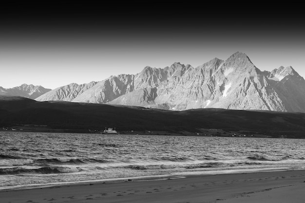 Fond de paysage de montagne bord de mer Norvège noir et blanc hd