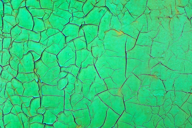 Fond de peinture verte craquelée. matériau artificiel