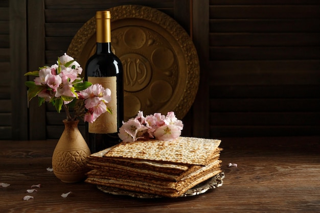 Fond de Pessa'h Célébration de la Pâque avec du vin et de la matzo sur le fond en bois Fête de la Pâque juive