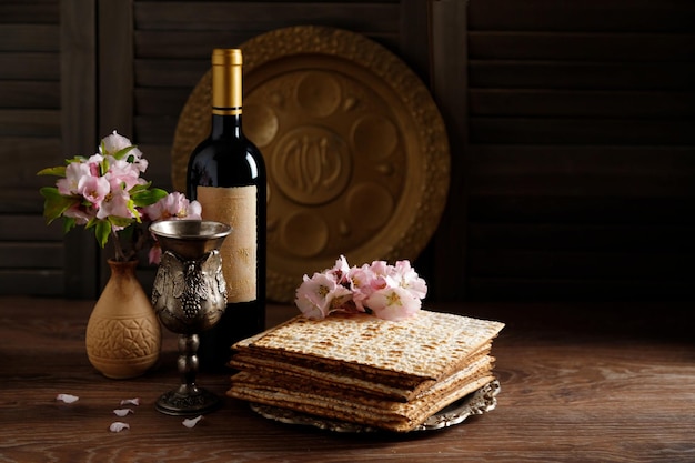 Fond de Pessa'h Célébration de la Pâque avec du vin et de la matzo sur le fond en bois Fête de la Pâque juive