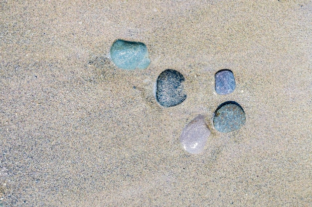 Fond de petites pierres dans le sable de la plage