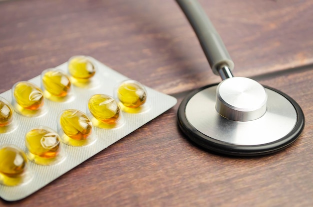 Fond de pharmacie sur un tableau blanc Comprimés sur un fond en bois Pilules Médecine et santé