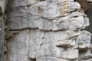 Fond de pierre de roche naturelle grossière légère surface avant rugueuse de la falaise minière toile de fond de la grande pile de calcaire grunge lourd texture de bloc de granit endommagé