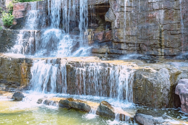 Le fond des pierres et des chutes d&#39;eau