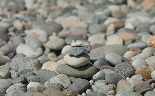 Fond de pierres équilibré. Pyramide de pierre. Zen.