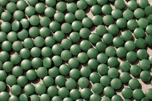 Fond de pilules de spiruline. Pilules vertes. Vue d'en-haut