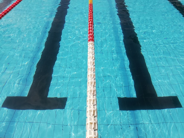 Fond de piscine bleu, avec voie noire