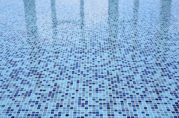 fond de piscine en mosaïque bleue avec reflet