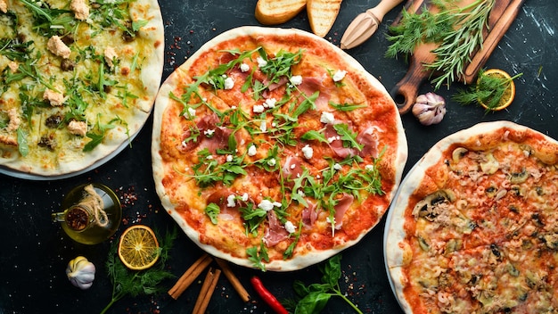 Fond de pizza Assortiment de pizzas et d'ingrédients Cuisine traditionnelle italienne Vue de dessus Espace de copie gratuit