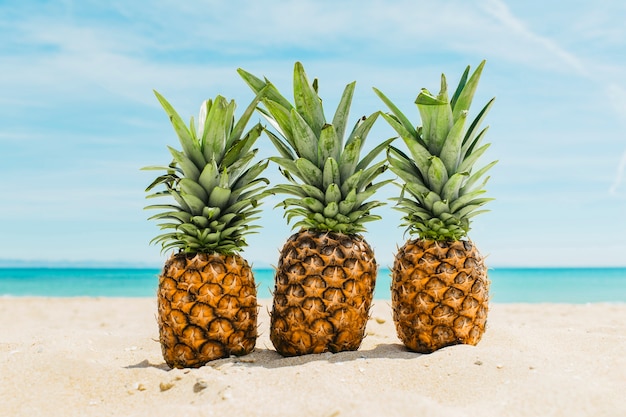 Fond de plage avec des ananas