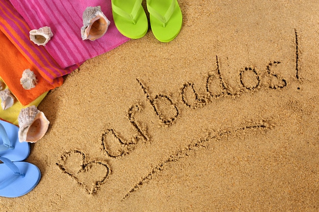 Fond de plage de la Barbade avec serviette et tongs