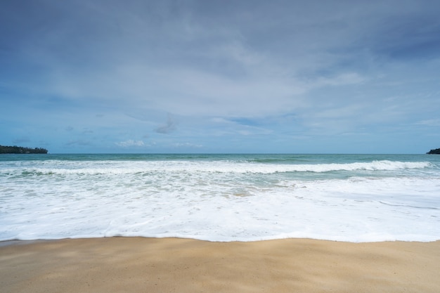 Fond de plage d'été tropical vide Horizon avec ciel et plage de sable blanc Vague s'écrasant sur le rivage sablonneux.