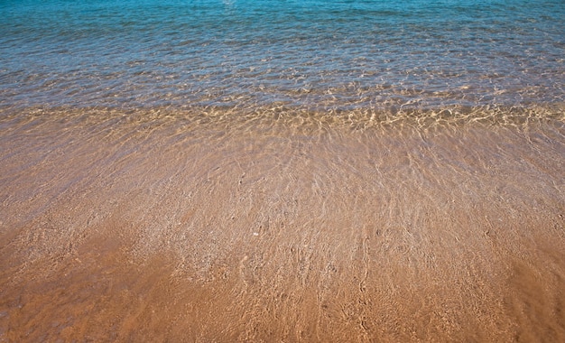 Fond de plage de mer calme plage tropicale d'été avec paysage marin naturel de l'eau de l'océan de sable