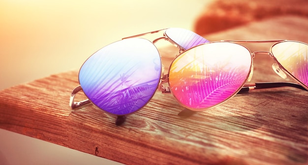 Photo fond de plage tropicale d'été avec des lunettes de soleil à la mode