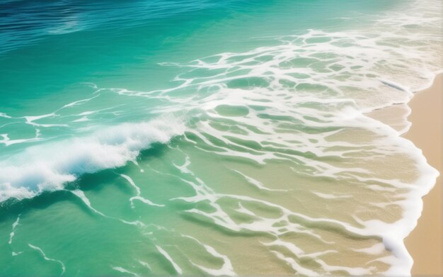 Fond de plage tropicale avec des vagues de mer sable blanc et mousse vacances d'été vue panoramique du haut ba