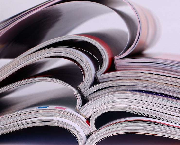 Photo fond de plan rapproché d'une pile de vieux magazines avec des pages de flexion
