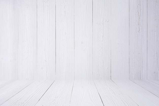 Fond et plancher de bois blanc.