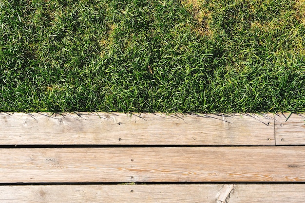 Fond de planches de bois et d'abstraction d'herbe