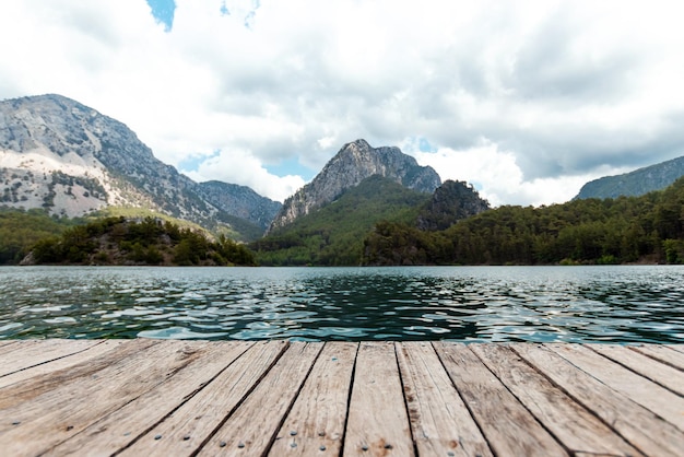 Fond de planches avec paysage de montagnes et lac pour votre décoration Table de modèle de nuages blancs belle nature