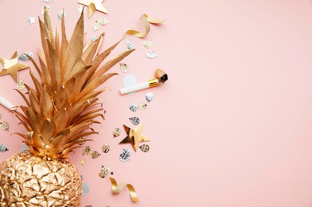 Fond plat de célébration de fête d'ananas et de confettis tropicaux