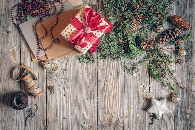 Fond plat de Noël sur la surface en bois