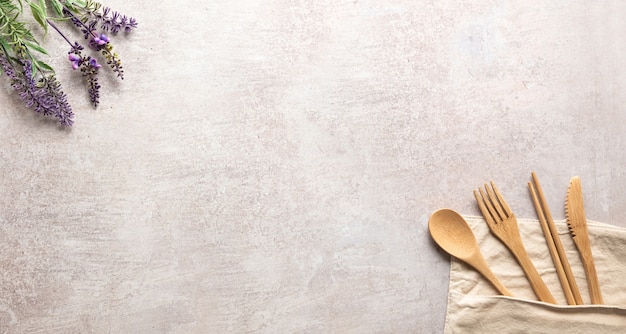 Fond de plâtre avec couverts de cuisine en bois et fleurs de lavande, espace pour votre produit ou copie