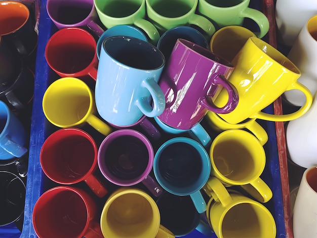 Fond plein cadre de tasses à café en céramique colorées