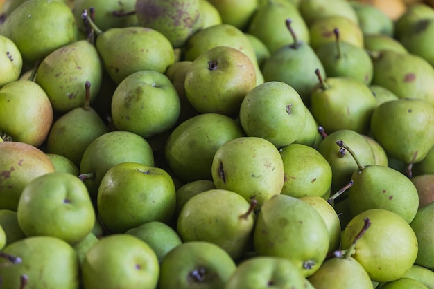 Fond de pommes vertes Variété de pommes fraîches cultivées dans la boutique Pomme adaptée au jus de compote de purée de pommes strudel