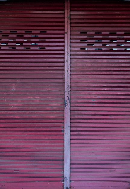 Photo fond de porte roulante en métal violet