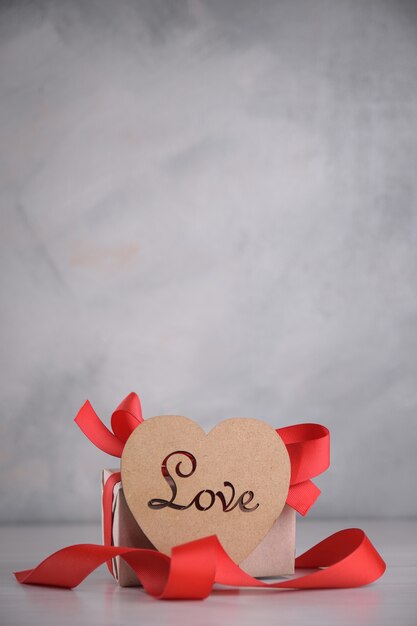 Fond pour la carte de voeux de la Saint-Valentin.Concept de la Saint-Valentin.Cœur en bois avec l'inscription amour.