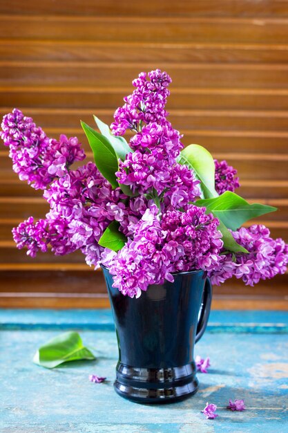 Fond de printemps. Beau bouquet lilas frais de fleurs violettes dans le verre.