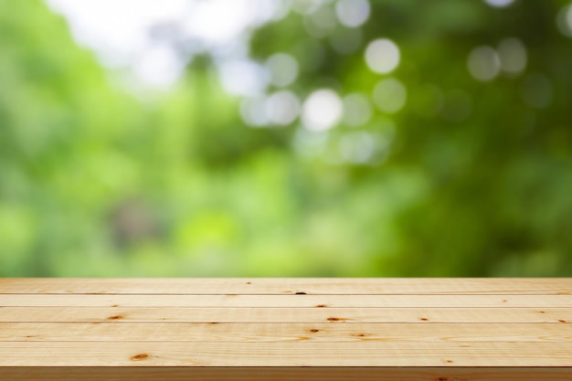 Fond de printemps avec table en bois