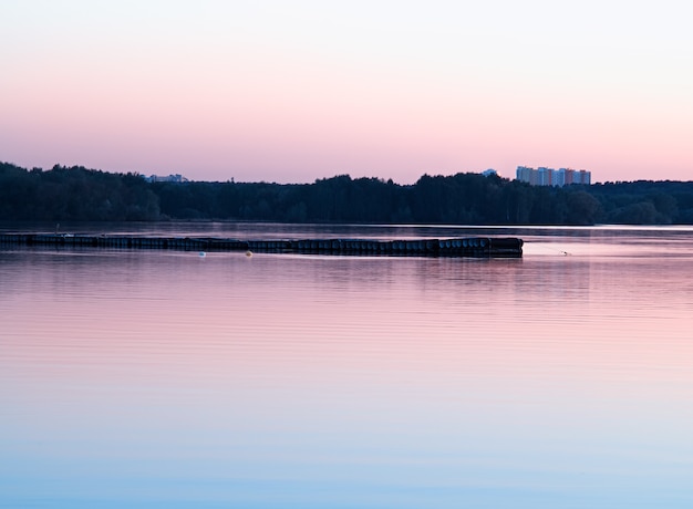 Fond de quai de rivière vide