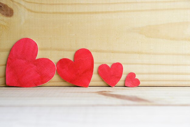 Fond de quatre coeurs en bois sur une vieille table rustique