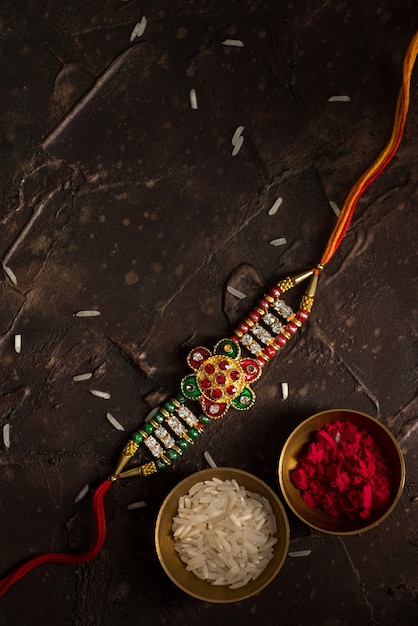 Fond Raksha Bandhan avec un élégant Rakhi, Grains de Riz et Kumkum