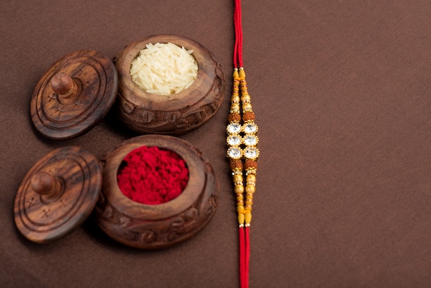 Fond Raksha Bandhan avec un élégant Rakhi, Grains de Riz et Kumkum