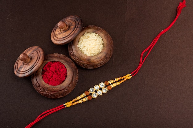 Fond Raksha Bandhan avec un élégant Rakhi, Grains de Riz et Kumkum