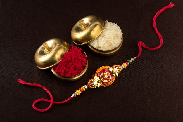 Fond Raksha Bandhan avec un élégant Rakhi, Grains de Riz et Kumkum