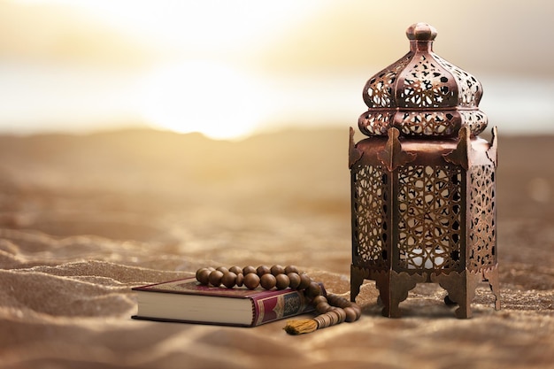 Fond de Ramadan avec la lanterne arabe sur un désert au coucher du soleil