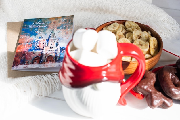 Fond de réveillon du Nouvel An Mug du Père Noël avec des guimauves Biscuits de Noël livre ouvert