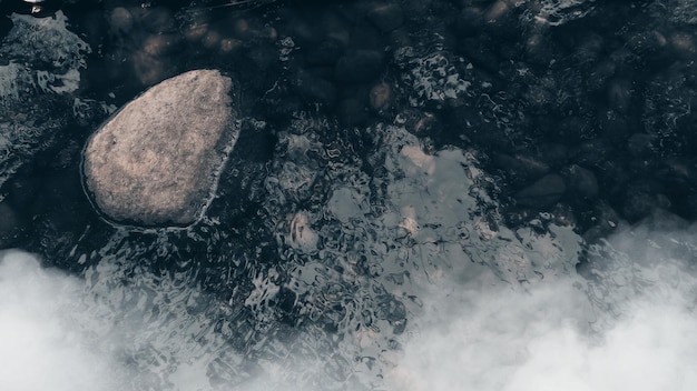 Fond de rivière et de rochers dans des tons sombres