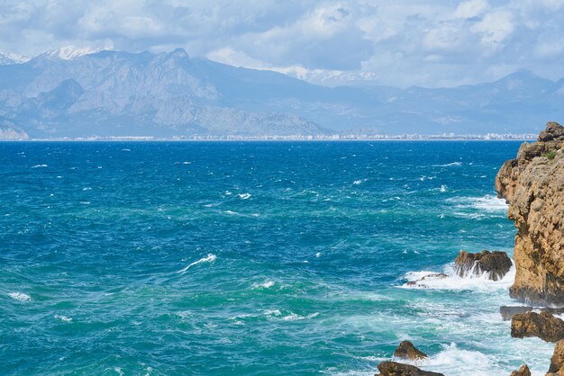 Fond de roches et de vagues