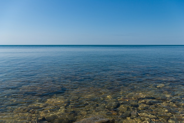 Fond rocheux sous la surface de l'eau