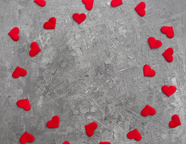Fond romantique avec des coeurs rouges sur béton.