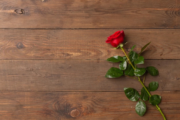 Fond romantique avec rose rouge sur la vue de dessus de table en bois Espace de copie