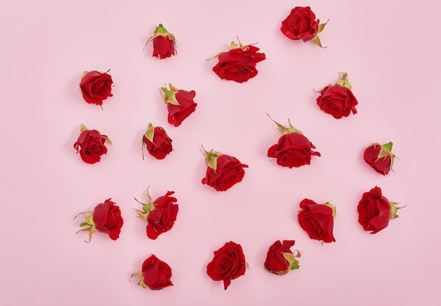 Fond romantique Saint Valentin avec coeur et fleurs.