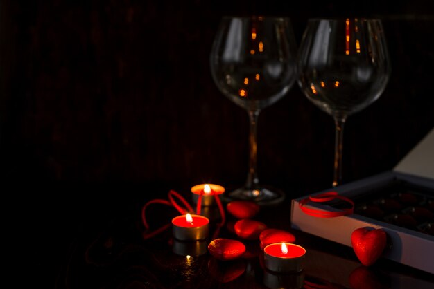 Fond romantique de la Saint-Valentin avec coeurs et bougies. fond de vacances avec coeurs. Célébrer les mariages et autres célébrations avec un espace pour le texte