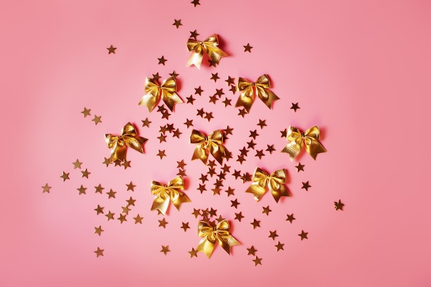 Fond rose avec des arcs d'or et des paillettes